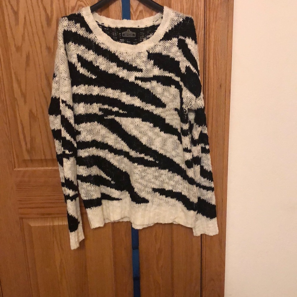 Black and white cozy sweater size L